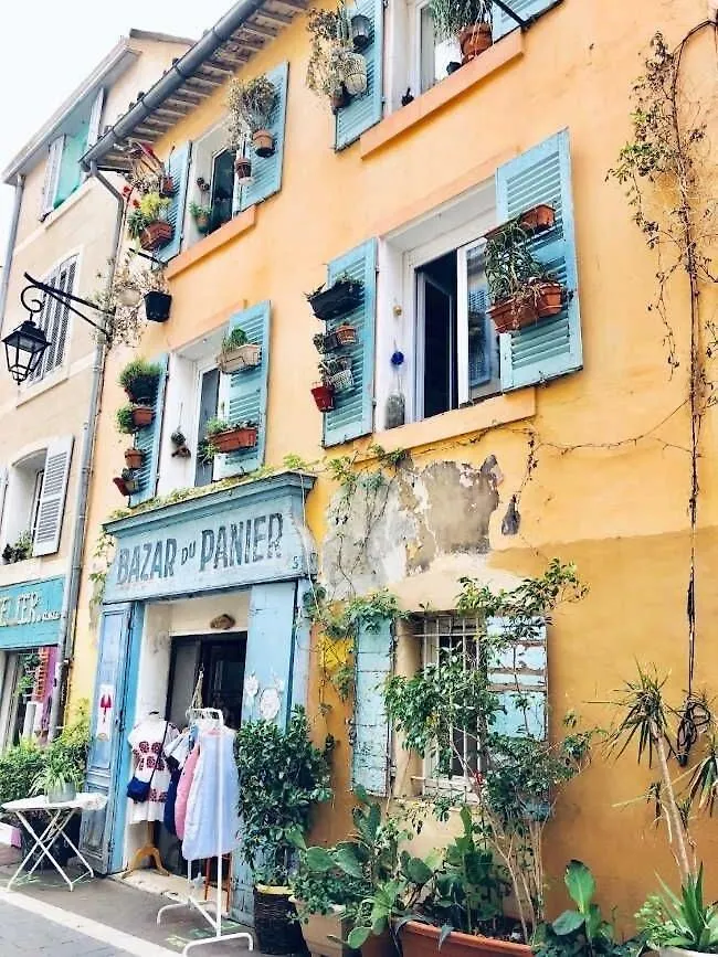 Apartment Studio Avec Vue Mer En Plein Coeur Du Panier Marseille